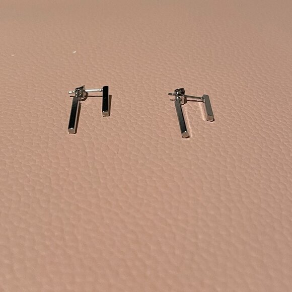 Aviv Collection 'Vicin Earrings' Silver-tone - Picture 6 of 6